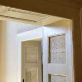 Una serie di ambienti, separati dalle vecchie porte in legno...
